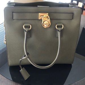 Micheal kors LG Leather bag😍